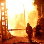 Brand na een raketaanval op een infrastructuurfaciliteit in de oblast Kiev