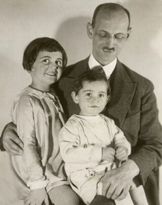 Otto Frank met Anne en Margot uit 1931