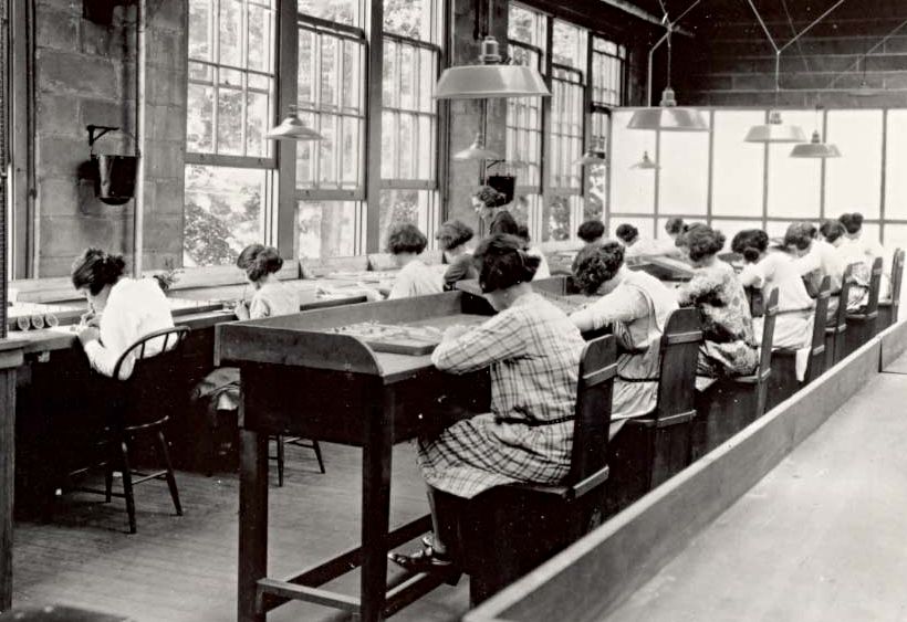 'Radium girls' tijdens hun werkzaamheden in een fabriek