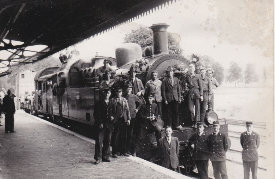 Aankomst van de eerste trein na de bevrijding in 1945 te Dieren-Doesburg 