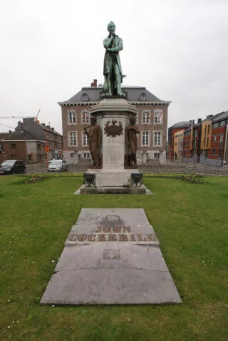 Standbeeld en het graf van Cockerill vóór het gemeentehuis van Seraing, 2007