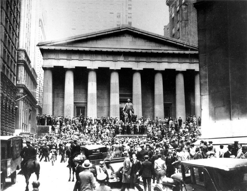 Mensenmassa's raken in paniek in de omgeving van Wall Street, vanwege de hevige koer