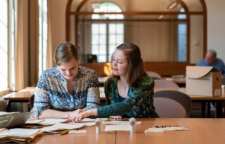 Twee jonge onderzoekers in onze studiezaal