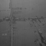 Luchtfoto van de woningen aan de Waspiksedijk tussen Capelle (rechts) en Waspik (links) en een overzicht van het door de ramp getroffen gebied