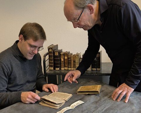 Ad Poirters (links) en Hans Kienhorst bestuderen boek V 118 uit de Collectie Soeterbeeck