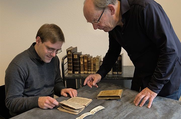 Ad Poirters (links) en Hans Kienhorst bestuderen boek V 118 uit de Collectie Soeterbeeck
