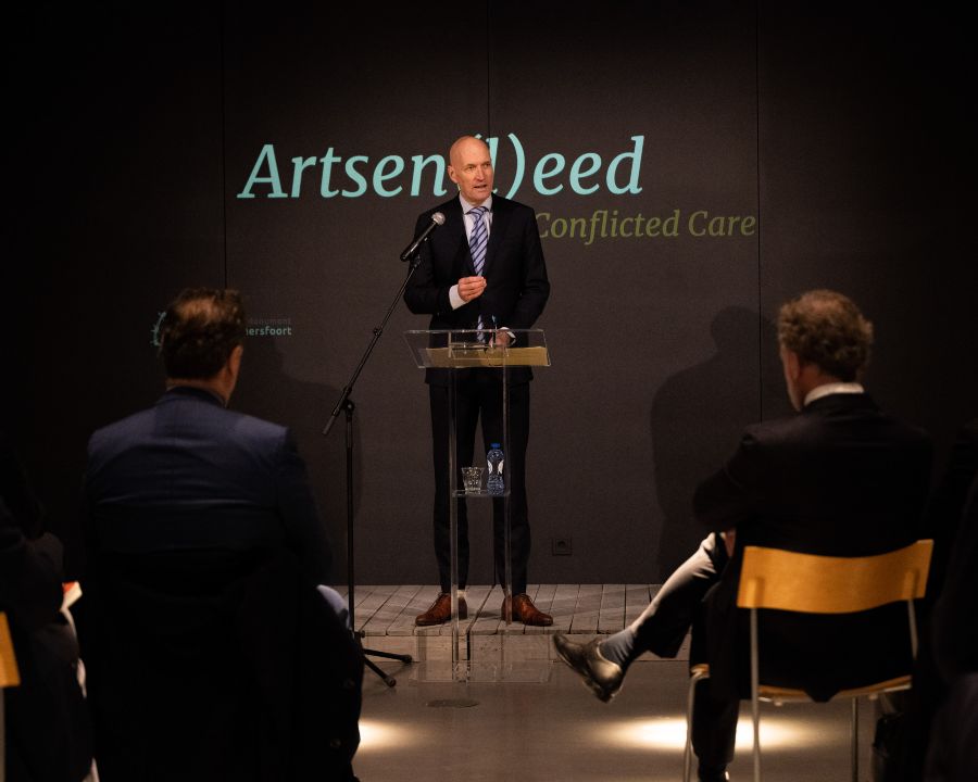 Opening van de nieuwe wisseltentoonstelling “Artsen(l)eed” door minister Ernst Kuipers. 