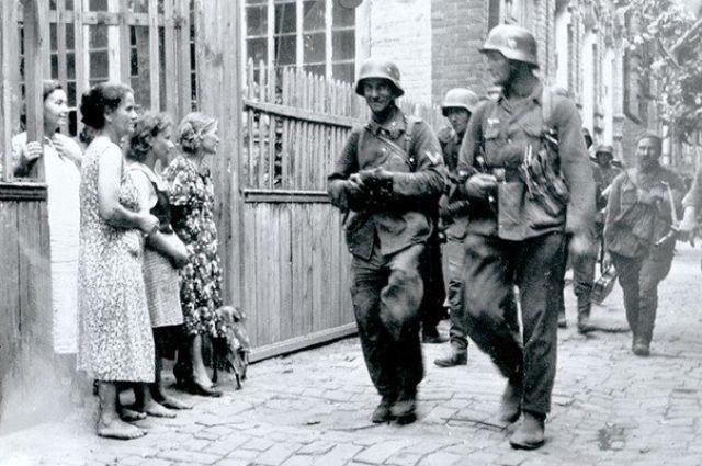 Russische burgers en Duitse soldaten in Krasnodar in het zuiden van Rusland, augustus 1942