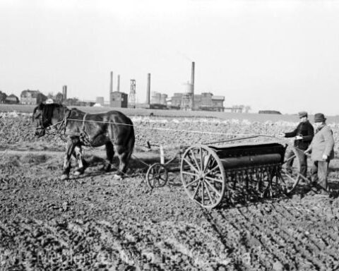 Boeren doen voorjaarswerk op een veld nabij Dortmund omstreeks 1955. In Henry Morgenthau’s visie voor het nieuwe, naoorlogse Duitsland zou de fabriek op de achtergrond niet langer mogen bestaan. Bron: nalatenschap van Helmut Orwat, via LWL Medienzentrum für Westfalen