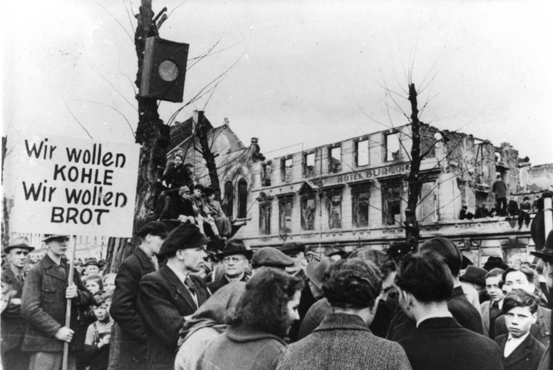 ‘Wij willen kolen, wij willen brood!’ Demonstratie in Krefeld tijdens de hongerwinter van 1946-47.