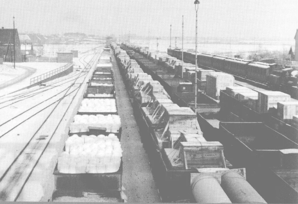 Vertrekkensklare cargotrein in de buurt van Leipzig met onderdelen en grondstoffen van een Duitse chemie- en filmfabriek die naar sovjet-Oekraïne worden overgebracht, najaar 1946. Tussen 1945 en 1952 werden in de verschillende bezettingszones als herstelbetaling talrijke fabrieken en industriële installaties gedemonteerd en op transport gezet naar voormalige bezette landen en vooral de Sovjet-Unie (maker onbekend). 