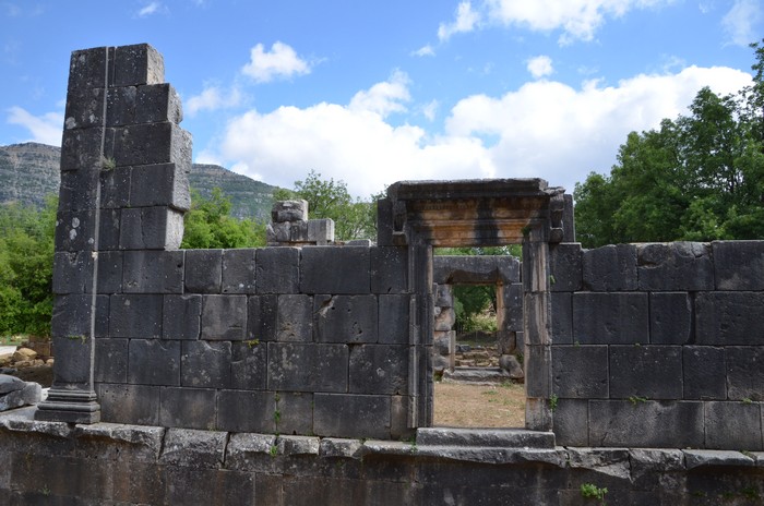 De Romeinse tempel bij Yanouh