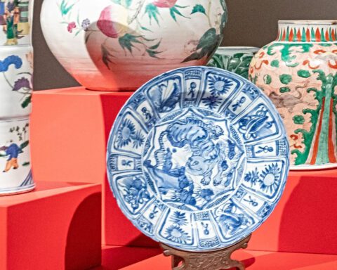 Opstelling Chinees keramiek in tentoonstelling Feest!.