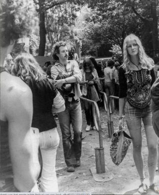 Free Village, 1969, met festivalmedewerker Chris Brand. 