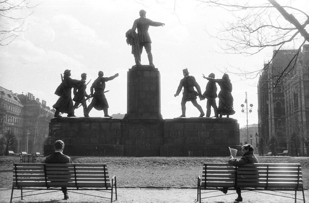 Monument ter ere van Lajos Kossuth in Boedapest, niet langer vergezeld door ministers 