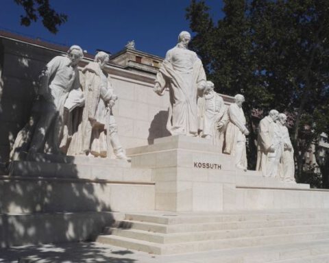 Kossuth Memorial in de buurt van het Hongaarse parlement