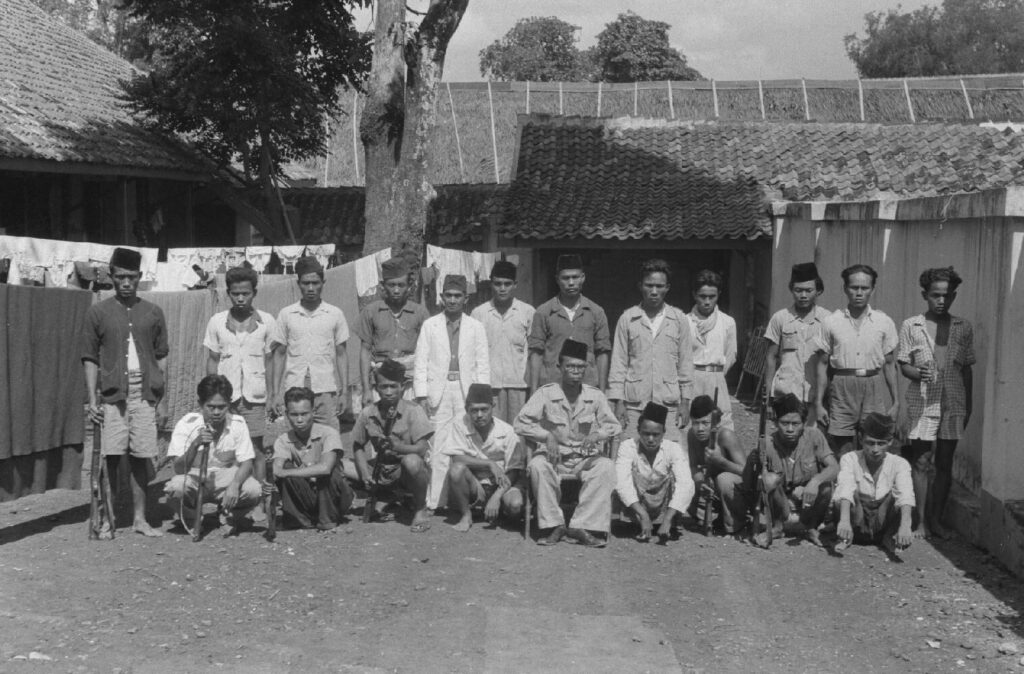 Een groep jago’s uit het gebied rond Karawang (West-Java) onder leiding van Haji Daipin, heeft zich bij de Nederlanders gemeld. De foto is gemaakt op 24 april 1948