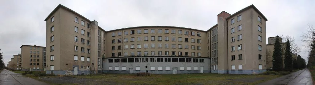 Panorama-foto van de landzijde van een van de blokken van ‘KdF-Seebad Prora’ 