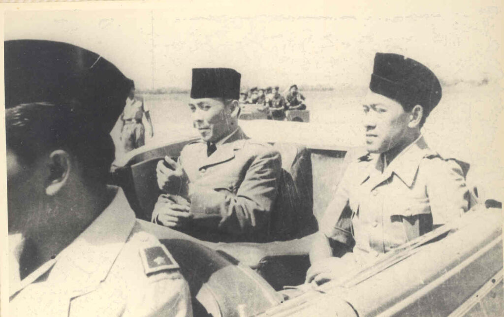 President Soekarno (links) en Hamengkubuwono IX, sultan van Yogyakarta, in 1949.