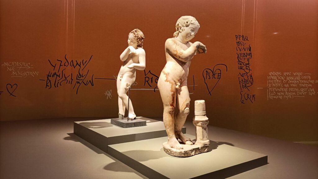 De twee cupido's uit Herculaneum, zoals te zien in het Drents Museum in Assen 
