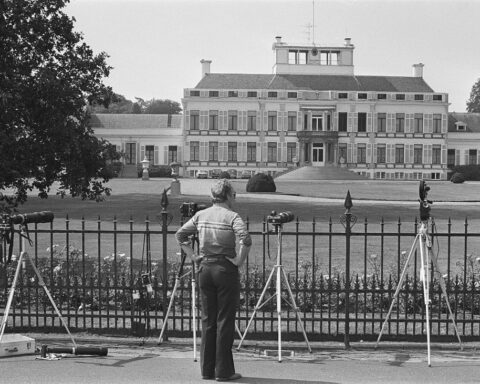 De pers verzamelt zich rond paleis Soestdijk naar aanleiding van de presentatie van het rapport-Donner, 26 augustus 1976