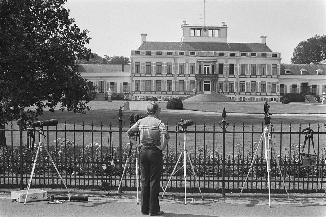 De pers verzamelt zich rond paleis Soestdijk naar aanleiding van de presentatie van het rapport-Donner, 26 augustus 1976
