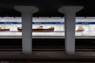 Voorbeeld van een afbeelding van een scheepsmodel in Metrostation Leuvehaven