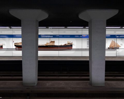 Voorbeeld van een afbeelding van een scheepsmodel in Metrostation Leuvehaven