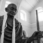 Beeld van Mahatma Gandhi in het Aga Khanpaleis in India, dat ook wel bekend staat als het Gandhi Nationaal Memorium