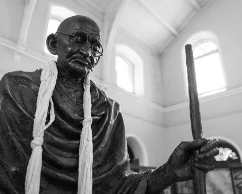 Beeld van Mahatma Gandhi in het Aga Khanpaleis in India, dat ook wel bekend staat als het Gandhi Nationaal Memorium