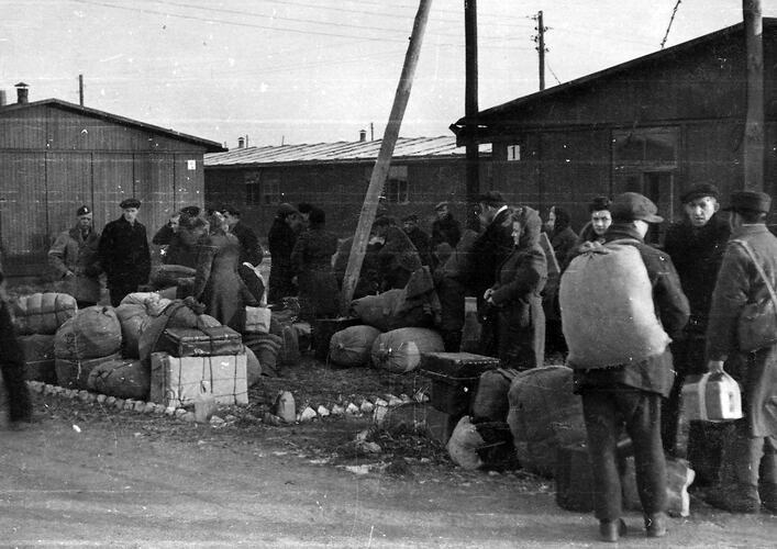 Ontheemden arriveren in een kamp voor vluchtelingen en intern-ontheemden ergens in Duitsland, 1946