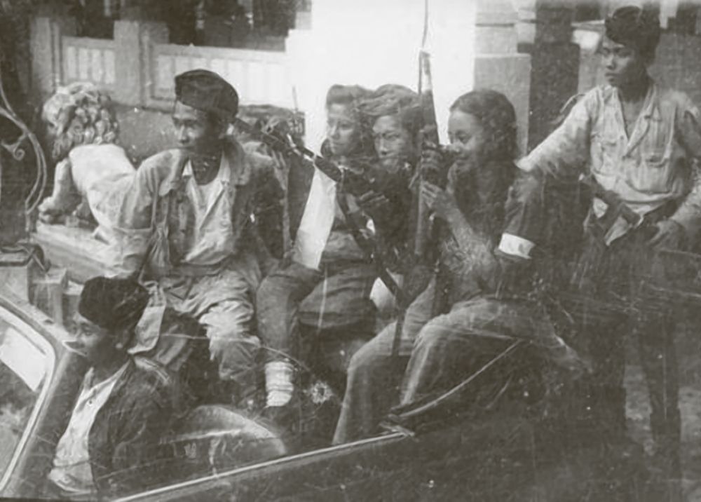 Leden van een gewapende volksmilitie (laskar rakyat) waarvan ook vrouwen deel uitmaakten. Deze foto is gemaakt in 1945. (ANRI/IPPHOS)