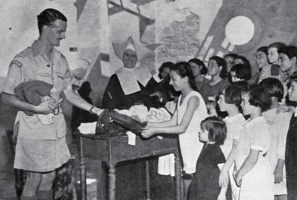 UNRRA-bedeling van kledij aan Italiaanse kinderen, vermoedelijk in 1946 