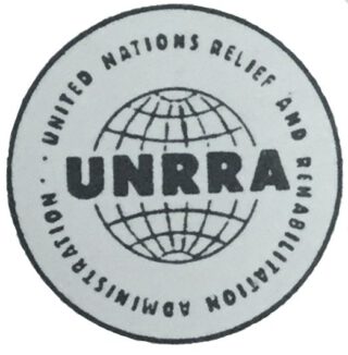 Logo van de UNRRA. De organisatie bestond van november 1943 tot juni 1947. Na de opheffing van de UNRRA werden het gros van haar taken en de zorg voor nog altijd zo’n 643.000 ontheemden en vluchtelingen overgenomen door de International Refugee Organisation, de voorloper van het Vluchtelingencommissariaat van de Verenigde Naties