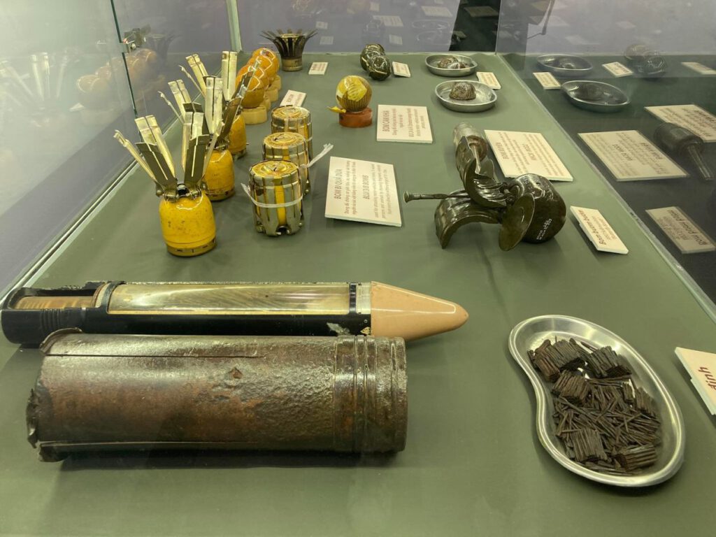 Selectie van munitie die tijdens de Vietnamoorlog werd gebruikt, te zien in het War Remnants Museum