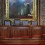 De voorzittersstoel in de Eerste Kamer, onder het portret van koning Willem II der Nederlanden
