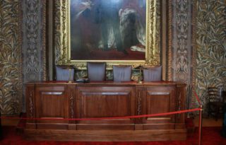 De voorzittersstoel in de Eerste Kamer, onder het portret van koning Willem II der Nederlanden