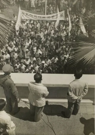 In Oost-Sumatra kreeg de Chinese minderheid te maken met Indonesisch geweld nadat Britse troepen waren geland met hun hun kielzog Nederlanders. Op 4 september 1947 eisten Chinezen in de stad Medan bescherming. Rechts de Chinese consul, Lee Djin Gun. In het midden spreekt de plaatselijke Chinese voorman Chang Kee Nan. 