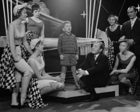 Het allereerste tv-optreden van André vond plaats in de AVRO Weekend Show, op 3 oktober 1959. De achtjarige André zingt het lied Droomschip, op voorspraak van komiek/entertainer Johnny Kraaijkamp (zittend rechts). (Foto Anefo, Henk Lindeboom)