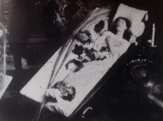 Bernhardt in haar beroemde kist, waarin ze soms sliep of haar rollen bestudeerde