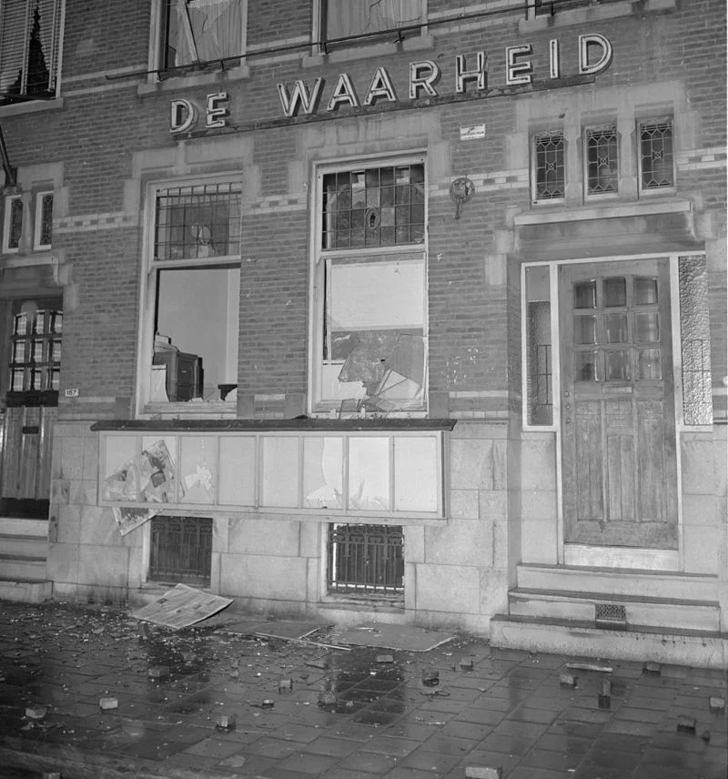 Beschadigd gebouw van dagblad De Waarheid in Rotterdam, 1956