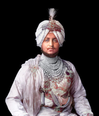 Bhupinder Singh of Patiala. De Indiase Maharadja’s lieten hun tulbanden versieren met de robijnen uit Mogok.
