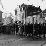 'Gelijk loon voor gelijke arbeid' en 'Vrede': Vredesdemonstratie Nederlandse Vrouwenbeweging, Amsterdam, maart 1949. (Foto: Ben van Meerendonk /AHF, collectie IISG)