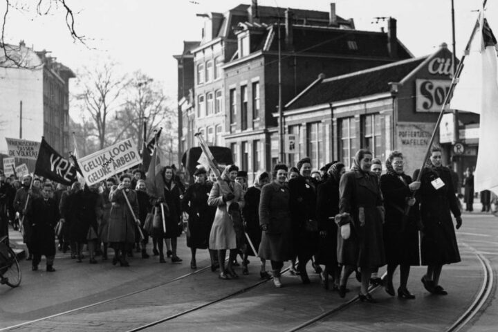 'Gelijk loon voor gelijke arbeid' en 'Vrede': Vredesdemonstratie Nederlandse Vrouwenbeweging, Amsterdam, maart 1949. (Foto: Ben van Meerendonk /AHF, collectie IISG)