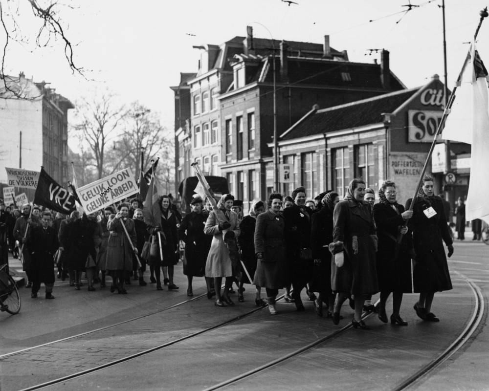 'Gelijk loon voor gelijke arbeid' en 'Vrede': Vredesdemonstratie Nederlandse Vrouwenbeweging, Amsterdam, maart 1949. (Foto: Ben van Meerendonk /AHF, collectie IISG)