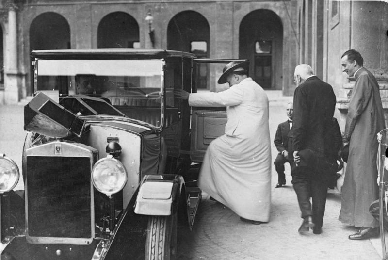 Paus Pius XI stapt in zijn reisauto, 1926. De wagen, een Bianchi Tipo 20 Limousine, is door de Italiaanse regering aan de paus geschonken.