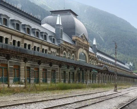 Het stationsgebouw van Canfranc