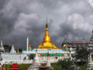 De Chan Thar Gyi pagode in Mogok waar Boeddha vereerd wordt voor een rijke opbrengst aan robijnen.