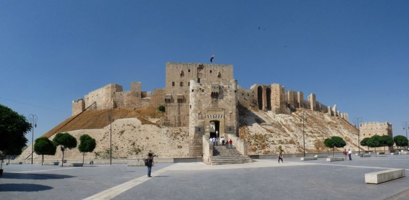 De Citadel van Aleppo (Syrië), gebouwd op de top van een tell.