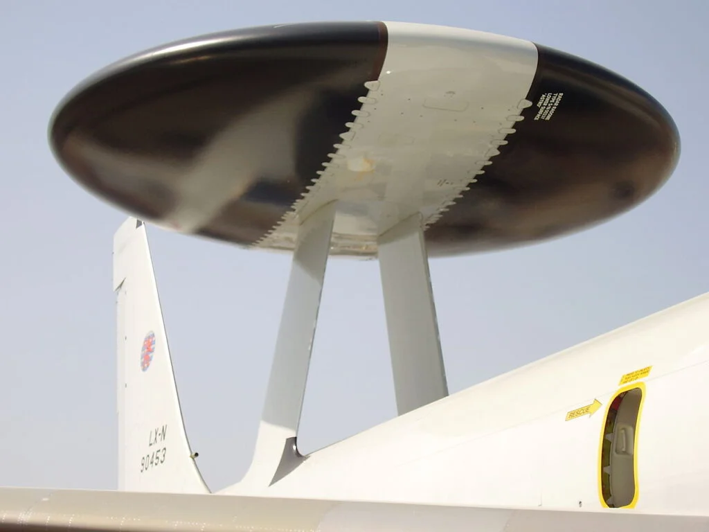 Close-up van de rotodome van de E-3 AWACS 